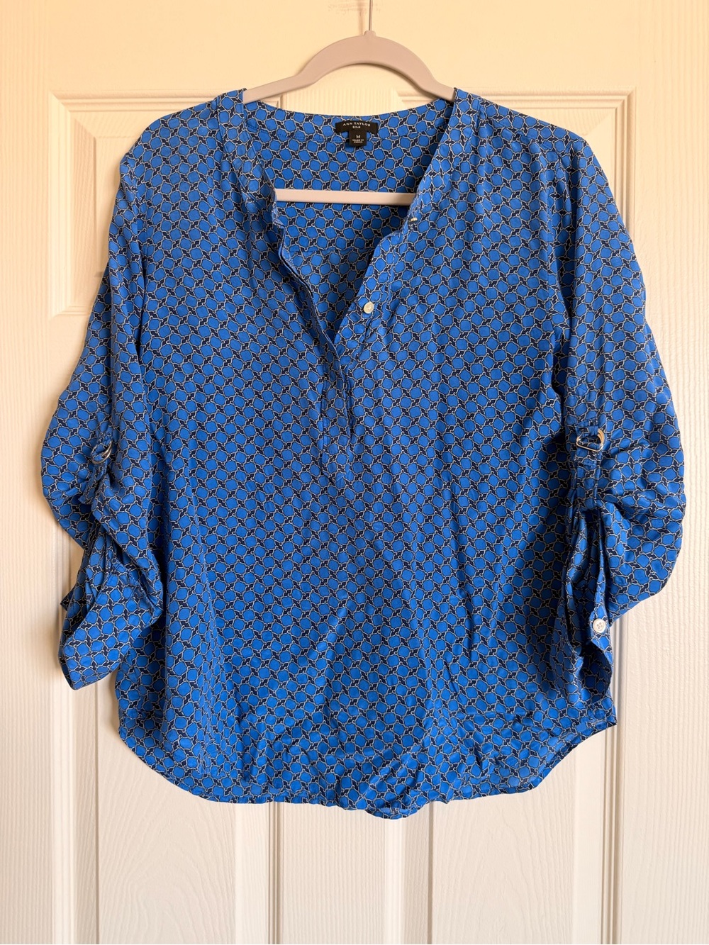 Ann Taylor Women’s Roll Sleeve Blouse 100% Silk Size Medium Classic Comfortable